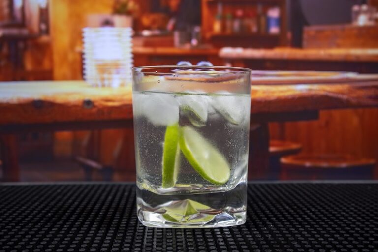Летние коктейли с джином: освежающие рецепты для жарких дней